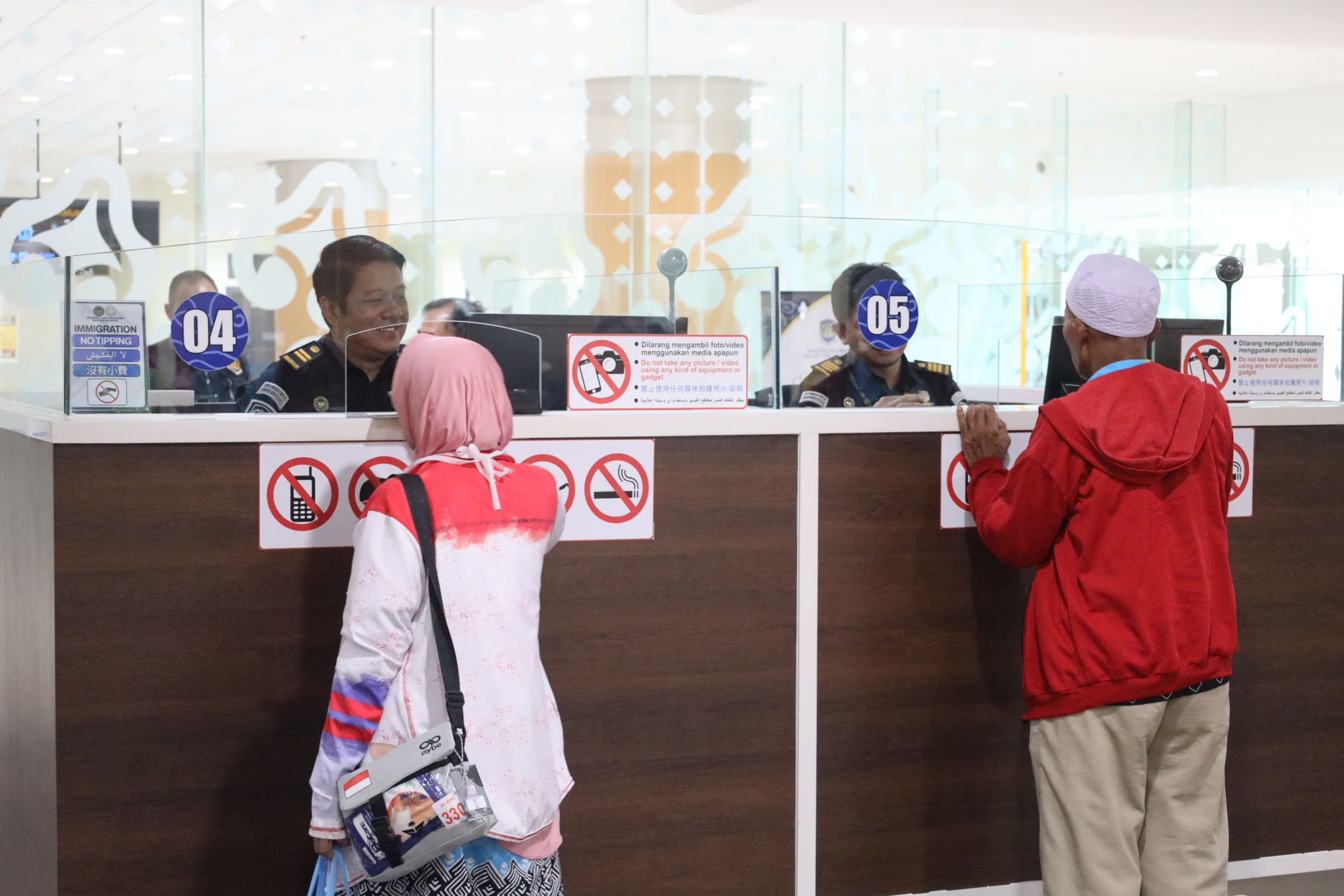 Petugas Imigrasi memeriksa paspor jemaah haji Kloter KJT-01 asal Kabupaten Indramayu setibanya di Bandara Internasional Jawa Barat (BIJB) Kertajati, Majalengka, Selasa (2/6/2026). Foto: Humas Kanim Cirebon