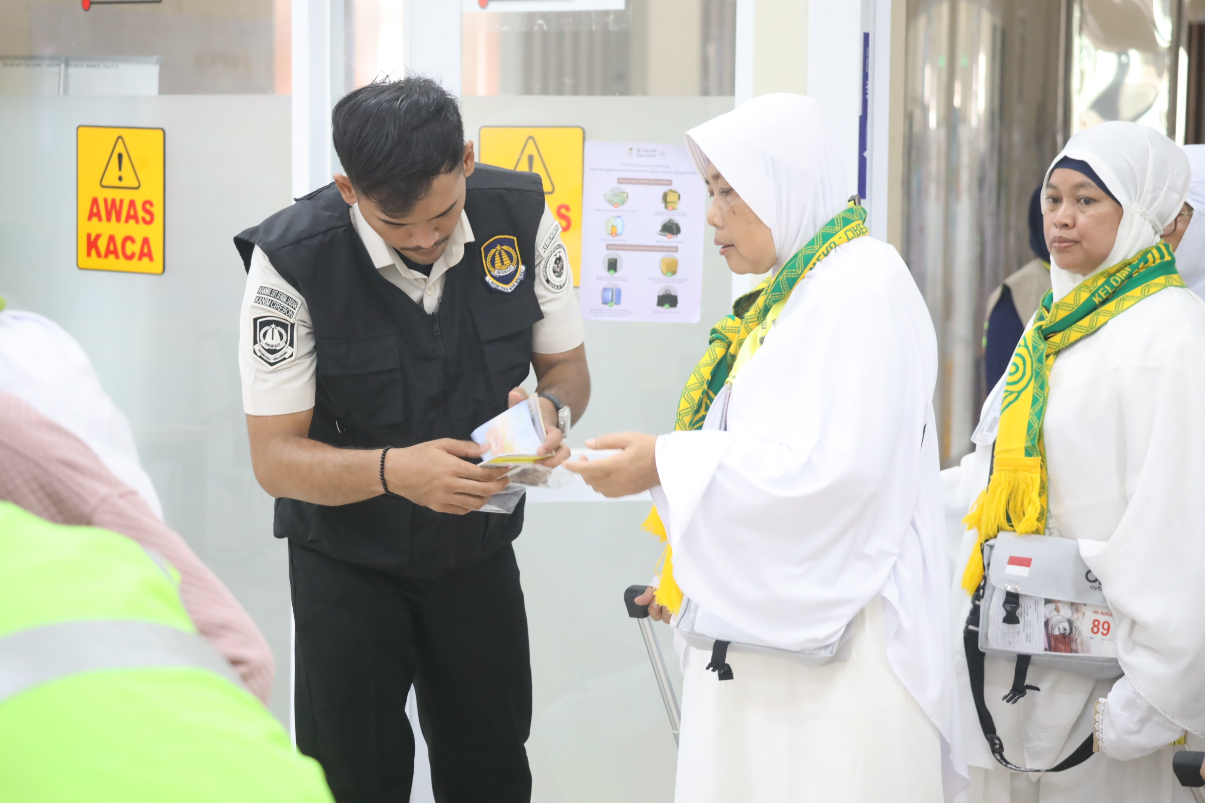 Pegawai Kantor Imigrasi Kelas I TPI Cirebon melakukan pemeriksaan dokumen keimigrasian calon jemaah haji Kelompok Terbang (Kloter) 40 di Bandara Internasional Jawa Barat (BIJB) Kertajati, Majalengka, Rabu (20/5/2026). 