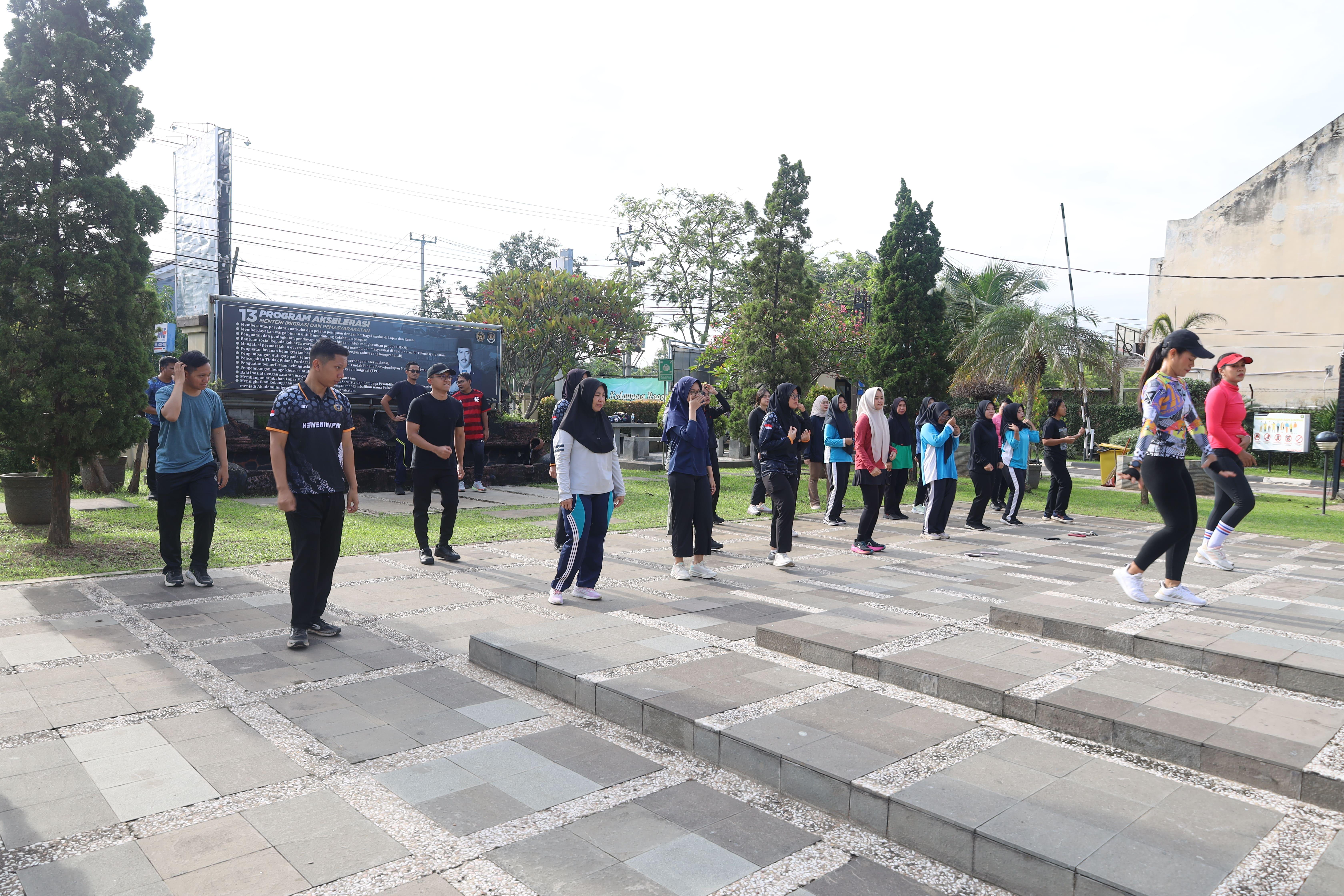 Kantor Imigrasi Kelas I TPI Cirebon melaksanakan kegiatan Senam Sehat Hari Jumat