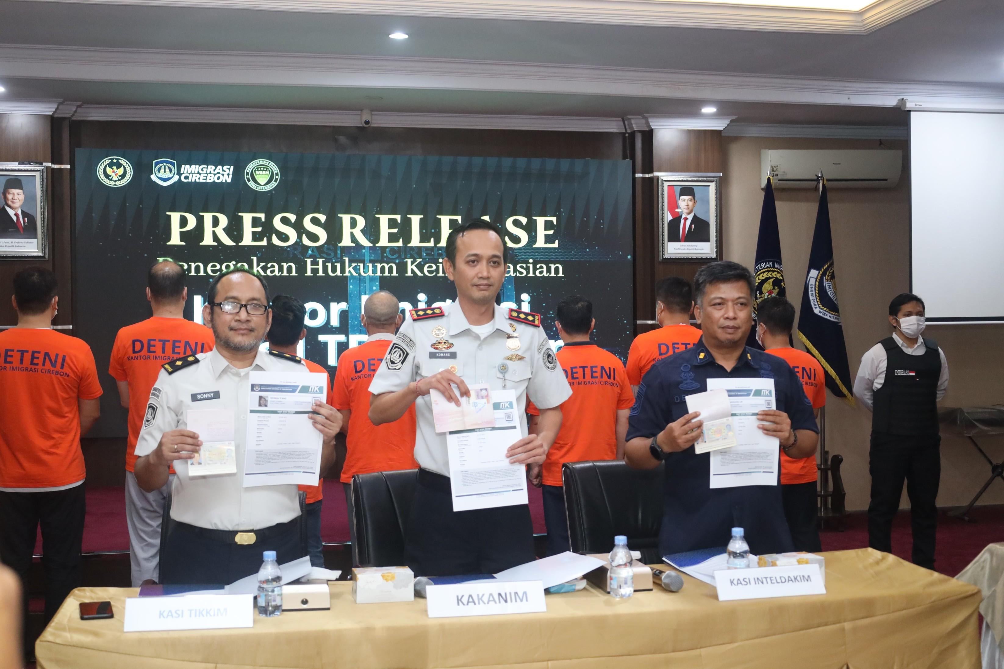 KANTOR IMIGRASI CIREBON AMANKAN 8 WNA ASAL CHINA TERKAIT DUGAAN PELANGGARAN KEIMIGRASIAN