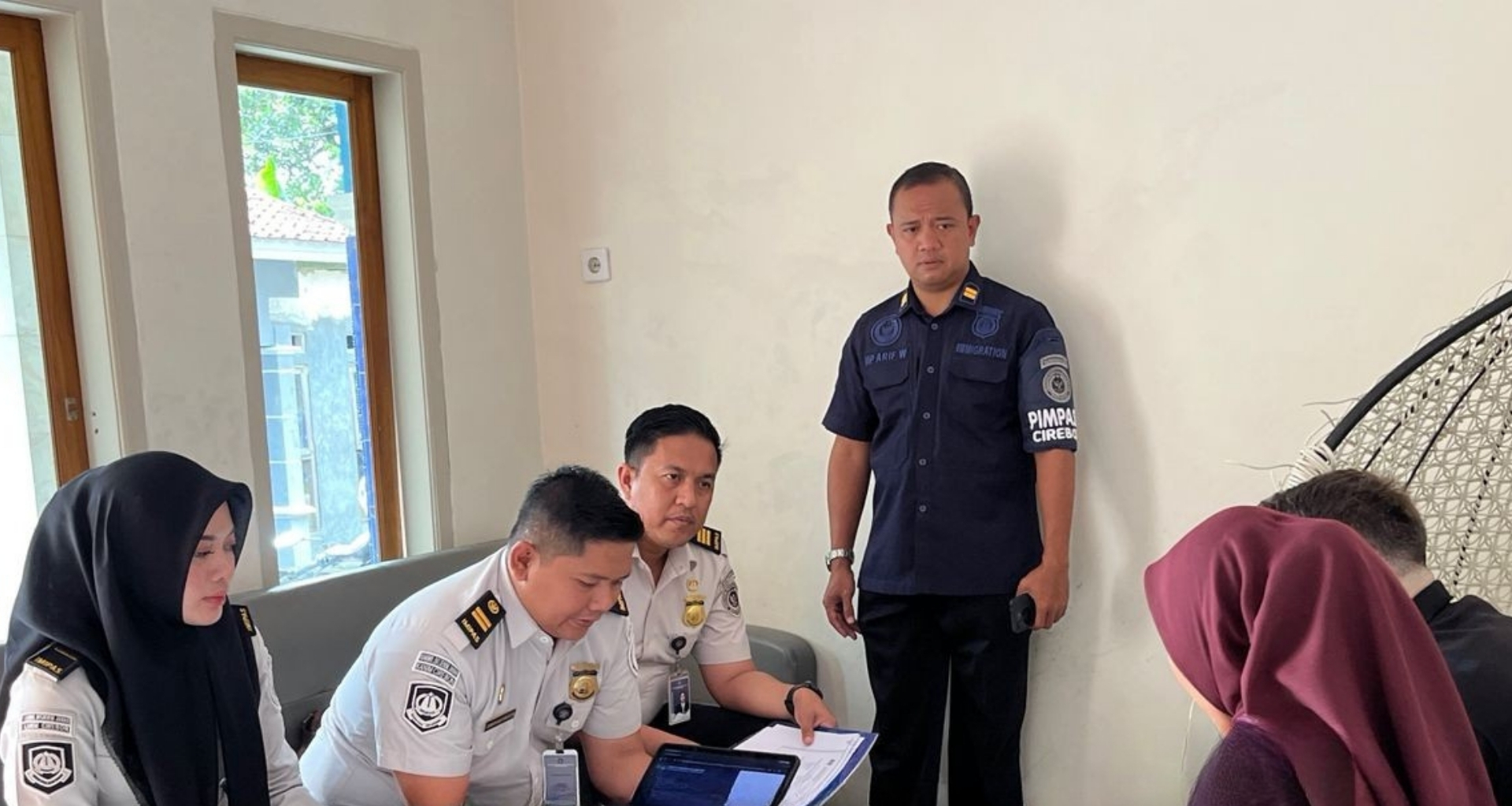 Petugas Kantor Imigrasi Kelas I TPI Cirebon menyampaikan informasi mengenai tata cara dan persyaratan layanan keimigrasian bagi Anak Berkewarganegaraan Ganda (ABG).