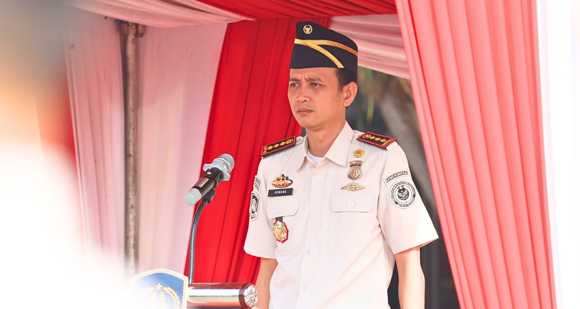 Kepala Kantor Imigrasi Kelas I TPI Cirebon, Komang Trisna Diatmika, bertindak selaku Inspektur Upacara dalam Upacara Peringatan Hari Lahir Pancasila Tahun 2026, Senin (1/6/2026).