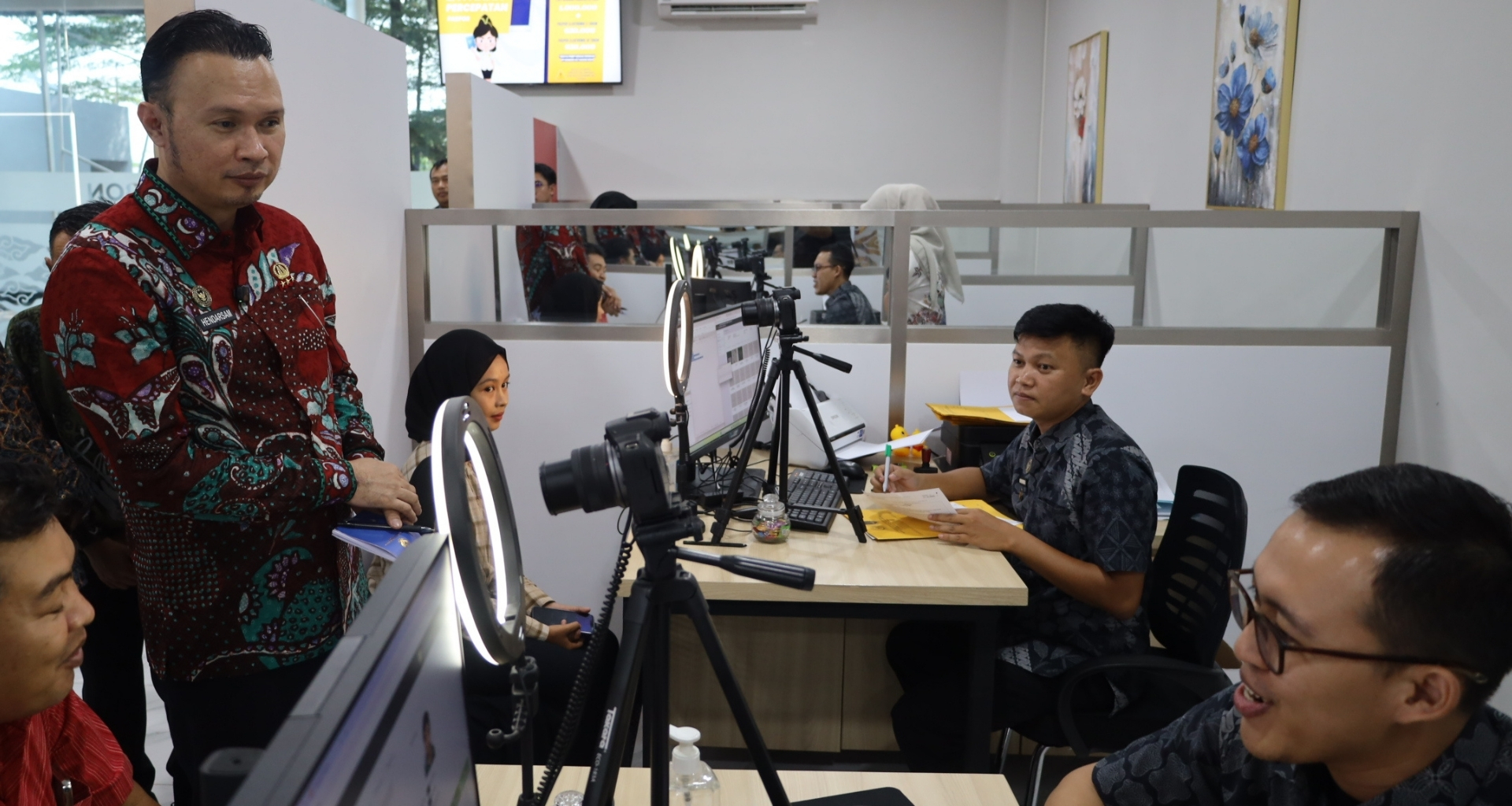 Direktur Jenderal Imigrasi Hendarsam Marantoko berdialog langsung dengan pemohon saat meninjau layanan keimigrasian di Kantor Imigrasi Kelas I TPI Cirebon dan Grage City Mall, Jumat (15/5/2026).