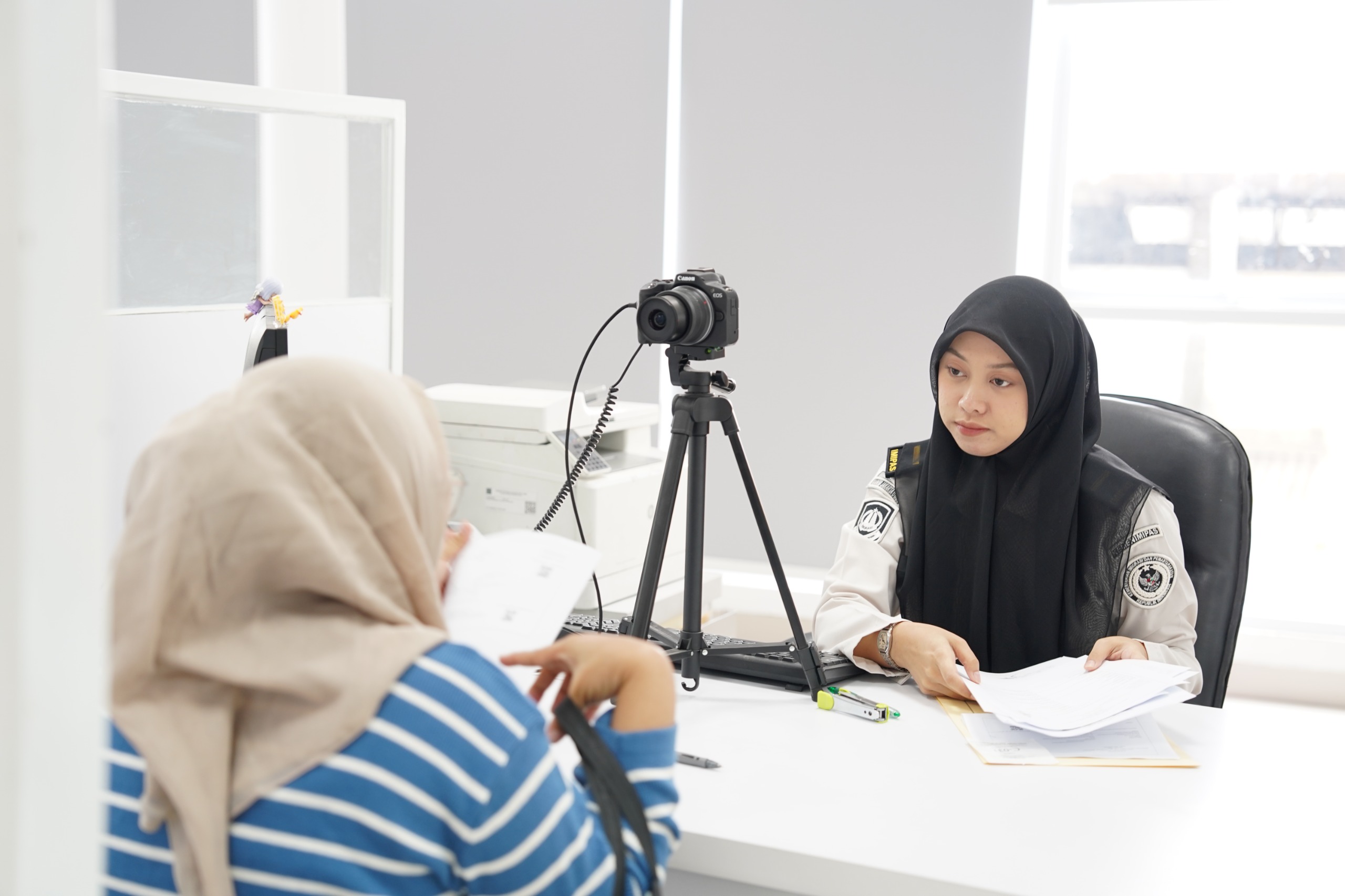 Petugas Kantor Imigrasi sedang melakukan wawancara terhadap pemohon paspor. Foto: Dok. Komunikasi Publik Direktorat Jenderal Imigrasi.