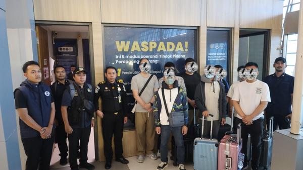 Imigrasi Cirebon Deportasi 8 WNA Asal China Terkait Pelanggaran Izin Tinggal