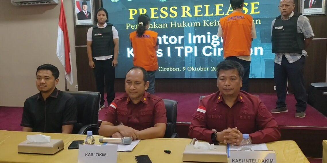 Petugas Kantor Imigrasi Kelas I TPI Cirebon Deportasi Dua WNA Asal Thailand dan China