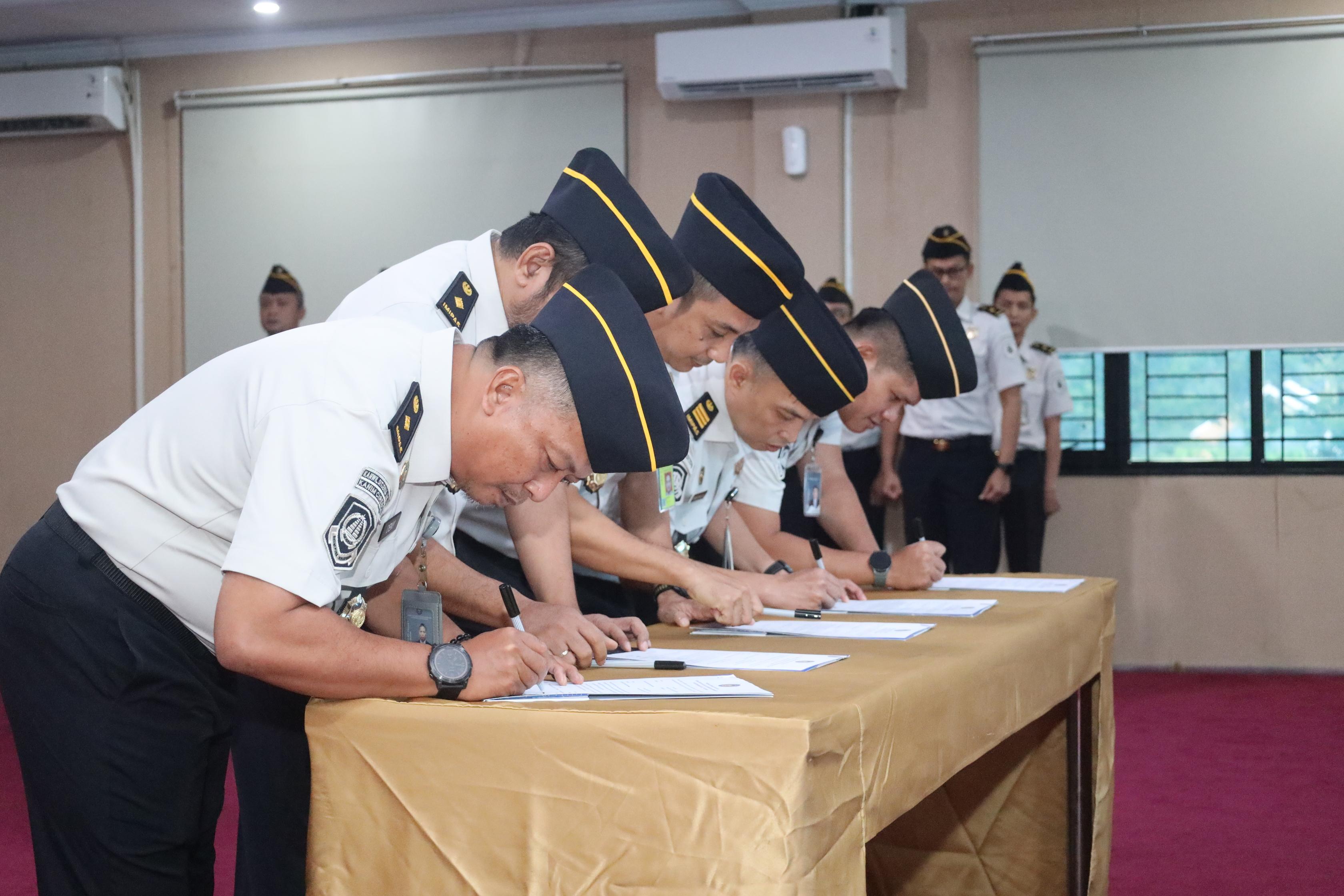PENANDATANGANAN PERJANJIAN KINERJA DAN PEMBACAAN DEKLARASI JANJI KINERJA PEGAWAI KANTOR IMIGRASI KELAS I TPI CIREBON