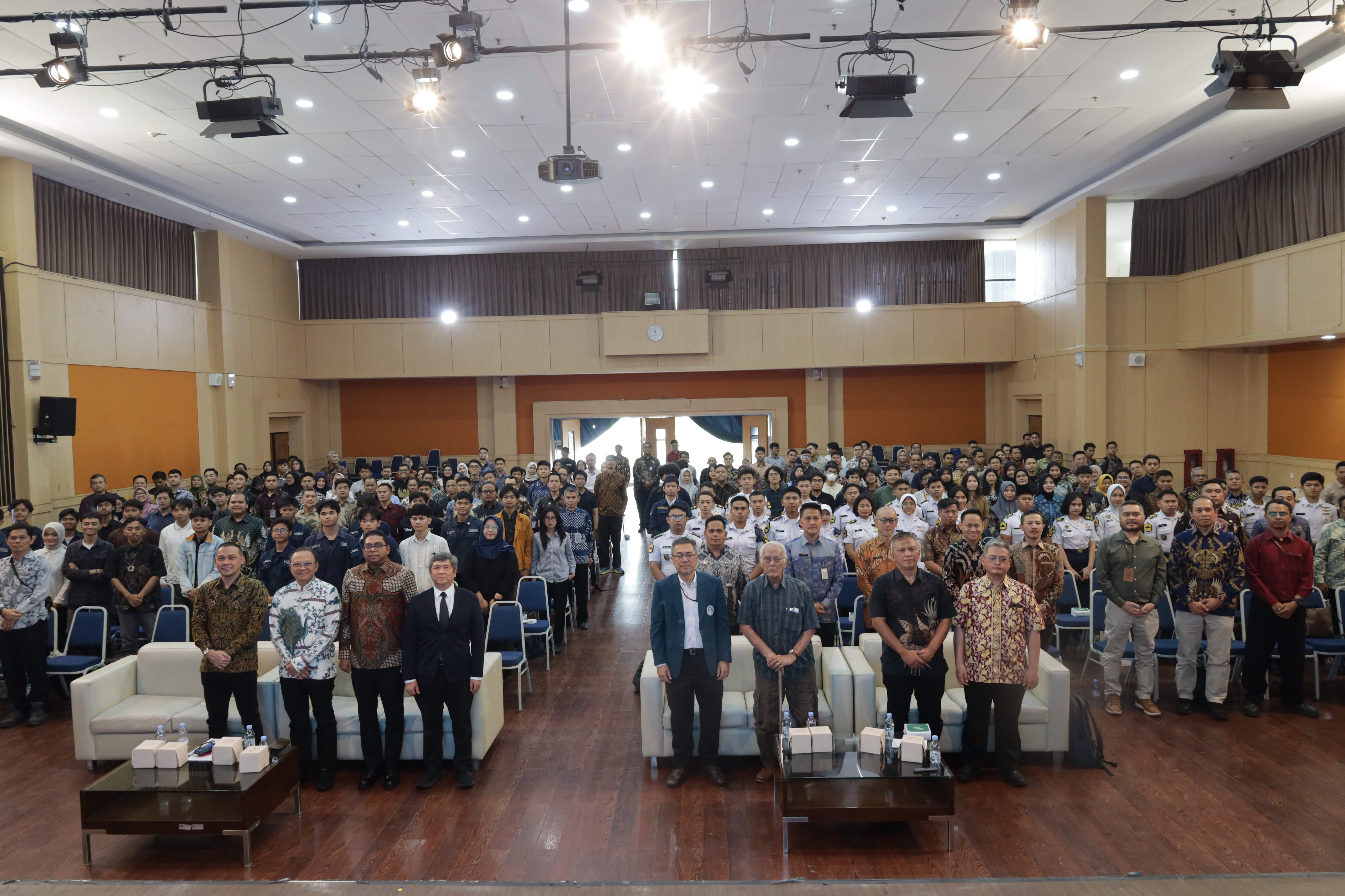 Direktur Teknologi Informasi Keimigrasian Chicco Ahmad Muttaqin bersama para peserta, dosen tamu, dan jajaran Direktorat Jenderal Imigrasi berfoto bersama usai kegiatan kuliah tamu di Gedung CRCS Lantai 3 ITB, Jalan Ganesha Nomor 10, Bandung, Jawa Barat, Jumat (19/9/2026). Foto: Humas Imigrasi Cirebon.