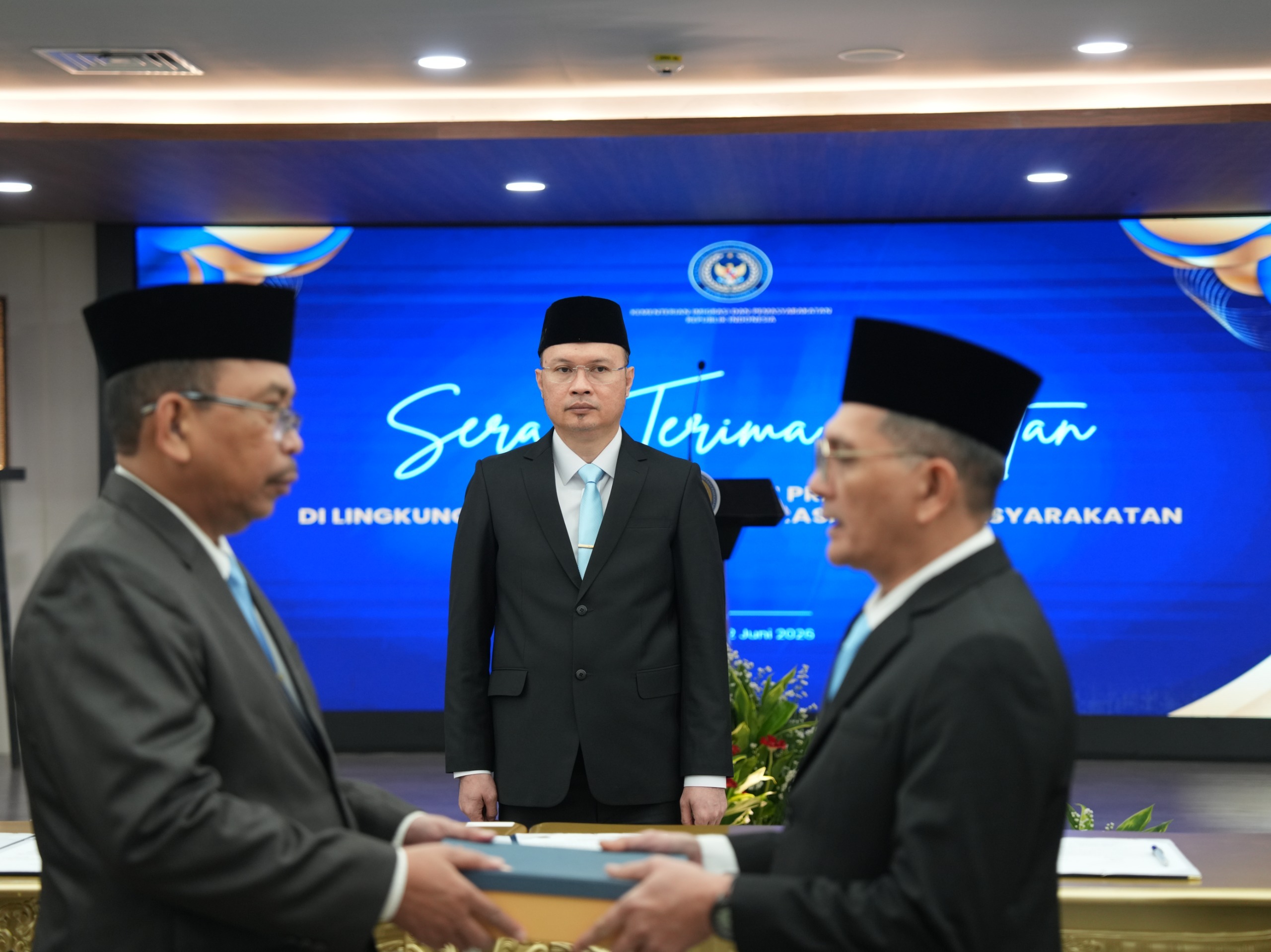 Direktur Jenderal (Dirjen) Imigrasi Hendarsam Marantoko melantik Kepala Kantor Wilayah Direktorat Jenderal Imigrasi Jawa Barat Syahrioma Delavino dan Kepala Kantor Imigrasi Jakarta Barat Rakha Sukma Purnama di Jakarta, Senin (22 Juni 2026). Foto: Humas Direktorat Jenderal Imigrasi.