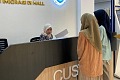 Petugas Kantor Imigrasi Kelas I TPI Cirebon memberikan pelayanan permohonan paspor kepada masyarakat pada kegiatan Paspor Simpatik IRON di Immigration Lounge Grage City Mall, Kota Cirebon, Sabtu (6/6/2026). Foto: Humas Kanim Cirebon.