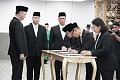 Direktur Jenderal (Dirjen) Imigrasi Hendarsam Marantoko melantik Kepala Kantor Wilayah Direktorat Jenderal Imigrasi Jawa Barat Syahrioma Delavino dan Kepala Kantor Imigrasi Jakarta Barat Rakha Sukma Purnama di Jakarta, Senin (22 Juni 2026). Foto: Humas Direktorat Jenderal Imigrasi.