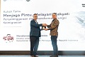 Direktur Teknologi Informasi Keimigrasian Chicco Ahmad Muttaqin dan Dosen Fakultas Teknik Mesin dan Dirgantara (FTMD) ITB Dr. Ir. Yazdi I. Jenie berfoto bersama usai mengisi kuliah tamu di Gedung CRCS Lantai 3 ITB, Jalan Ganesha Nomor 10, Bandung, Jawa Barat, Jumat (19/9/2026). Foto: Humas Kanwil DItjen Imigrasi Jawa Barat..